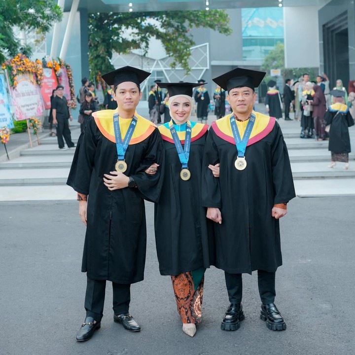 <p>Perayaan wisuda kali ini tampaknya menjadi momen yang tak terlupakan bagi pasangan Ashanty dan Anang Hermansyah. Bukan hanya menyaksikan Azriel Hermansyah merayakan kelulusan, keduanya juga berhasil menuntaskan pendidikan mereka, Bunda. (Foto: Instagram @ashanty_ash)</p>