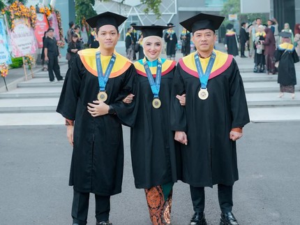 Potret Ashanty & Anang Wisuda Bareng Azriel, Raih Gelar S2 hingga S3
