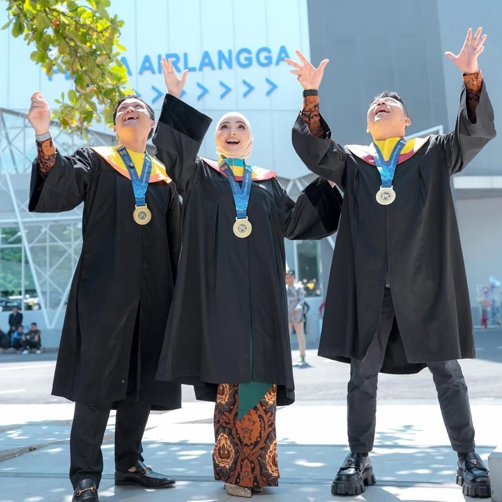 <p>Dalam unggahan tersebut, Ashanty menuliskan pentingnya sebuah pendidikan. &ldquo;Topi ini dilempar ke udara bukan sebagai tanda selesai, melainkan waktunya ilmu ini berdampak bagi orang banyak. Bukan tentang seberapa panjang gelar di belakang nama, tapi seberapa luas manfaat yang bisa kita tebar setelahnya. <em>Here&rsquo;s to making a real impact!</em>&rdquo; tulisnya, dikutip dari laman Instagram <em>@ashanty_ash,</em> Senin (22/6/2026).&nbsp;(Foto: Instagram @ashanty_ash)</p>