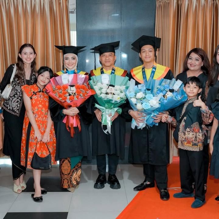 <p>Wisuda ketiganya dihadiri oleh keluarga besar hingga beberapa kerabat dekat. Bahkan, kekasih Azriel, Sarah Menzel, juga terlihat hadir bersama ibunda, kompak mengenakan <em>outfit</em> senada warna hitam.&nbsp;(Foto: Instagram @ashanty_ash)</p>