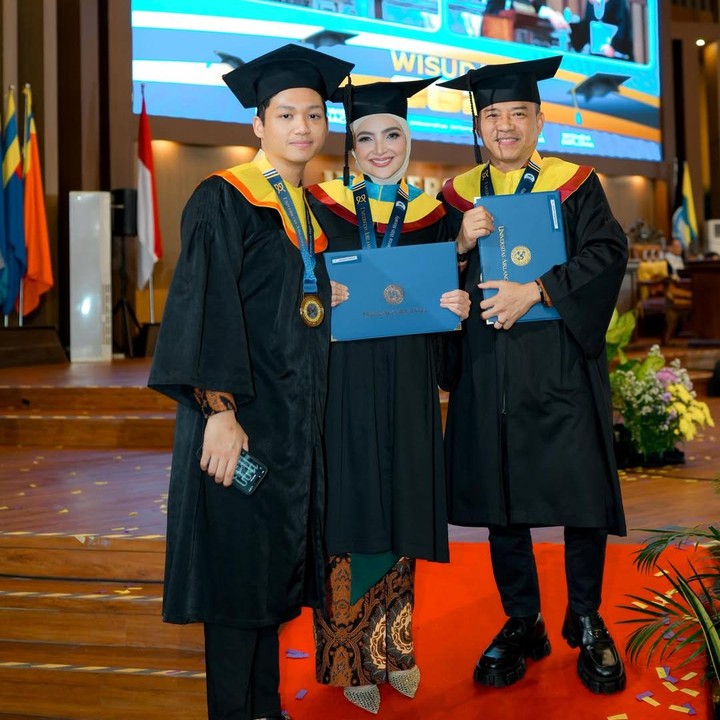 <p>Momen unik ini dibagikan langsung oleh Ashanty melalui beberapa foto yang diunggah di akun Instagram pribadinya. Ia bersama sang suami dan putranya terlihat kompak mengenakan toga.&nbsp;(Foto: Instagram @ashanty_ash)</p>