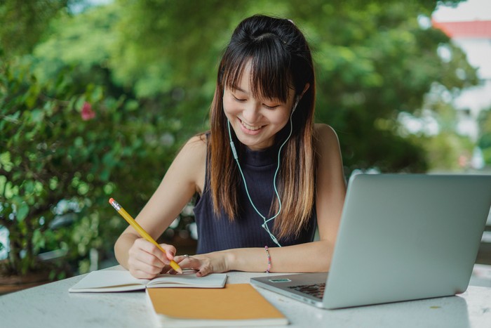 Introvert cerdas lebih suka belajar secara mandiri. Mereka juga dapat mempertahankan fokus.