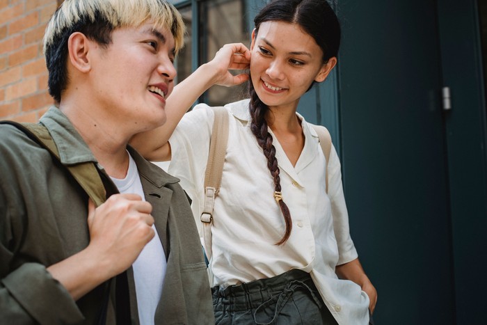 Introvert cerdas tidak asal bicara. Mereka sangat memerhatikan apa yang mereka ucapkan.