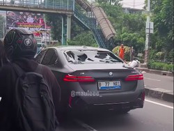 Video: Kondisi BMW Listrik Diamuk Massa Usai Tabrak Pemotor di Meruya Jakbar