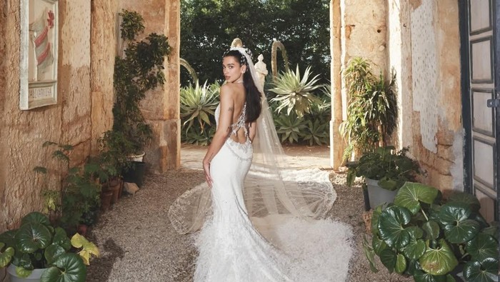 Chanel Bride! Intip Detail Gaun Pengantin Chanel Khusus Buat Dua Lipa
