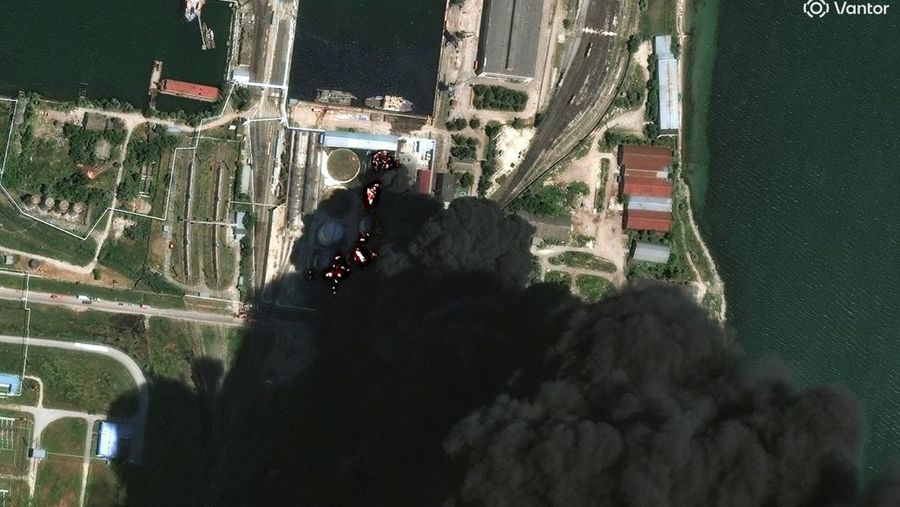 Citra satelit menunjukkan api dan asap nan mengepul dari tangki minyak, setelah apa nan dikatakan Presiden Ukraina Volodymyr Zelensky sebagai serangan terhadap depot minyak di kota Kerch, Krimea, 21 Juni 2026.