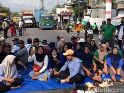 Ratusan Buruh Demo Pabrik Kertas di Mojokerto, Sempat Blokade Jalan