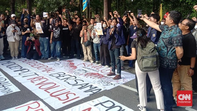 Massa mahasiswa gabungan yang berdemo menyerahkan belasan tuntutan Aksi Bali Bergerak ke DPRD Bali untuk dikirim ke pusat dan ditindaklanjuti.