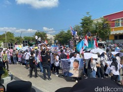 Ribuan Relawan Demo di DPRD Bojonegoro Tuntut Evaluasi Program MBG
