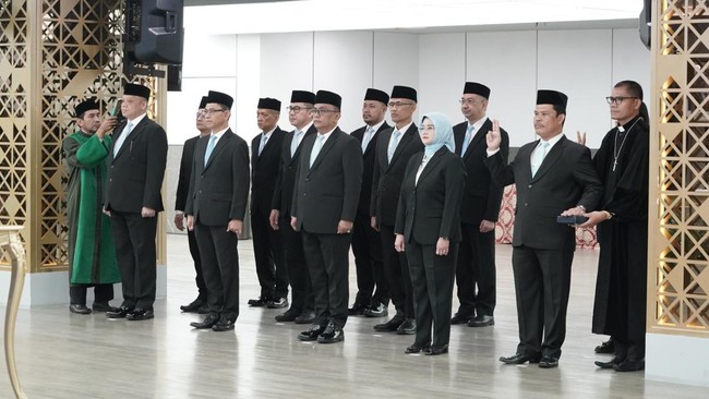 Direktur Jenderal Imigrasi Hendarsam Marantoko melantik dua pejabat di lingkungan Direktorat Jenderal Imigrasi.