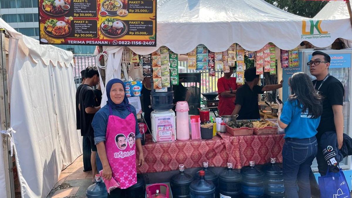 Pertamina Dukung UMK, Pedagang Kuliner Terima Bright Gas