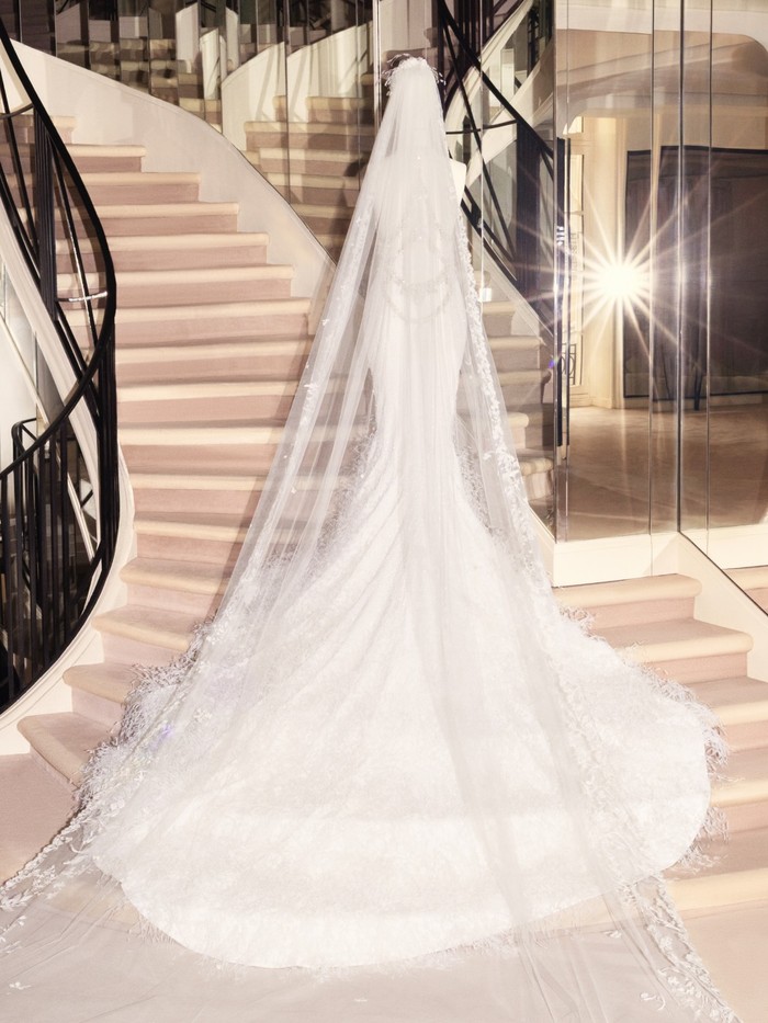 Gaun Pengantin Dua Lipa buatan Chanel. Gaun pengantin ini memakan waktu ribuan jam pengerjaan tangan.