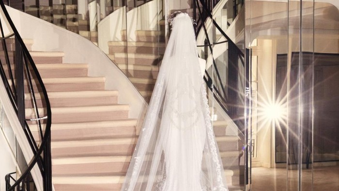 Gaun Pengantin Dua Lipa buatan Chanel. Gaun pengantin ini memakan waktu ribuan jam pengerjaan tangan.