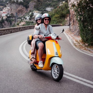 Potret Romantis El Rumi Bonceng Syifa Hadju Keliling Positano di Italia