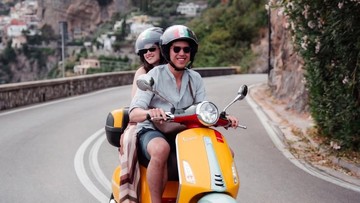 Update Informasi Selebriti InsertLive : Potret Romantis El Rumi Bonceng Syifa Hadju Keliling Positano di Italia
