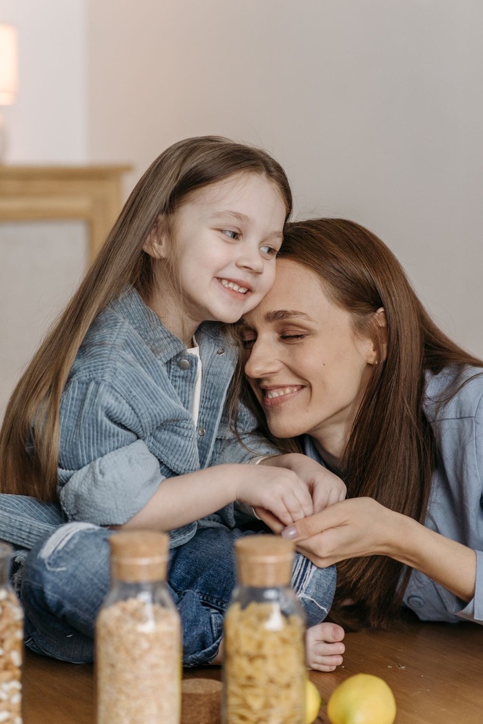 Para orang tua bisa mendukung kesehatan mental anak dan membantu mereka memiliki mental yang kuat melalui afirmasi atau kata-kata bernada positif dan mendukung.