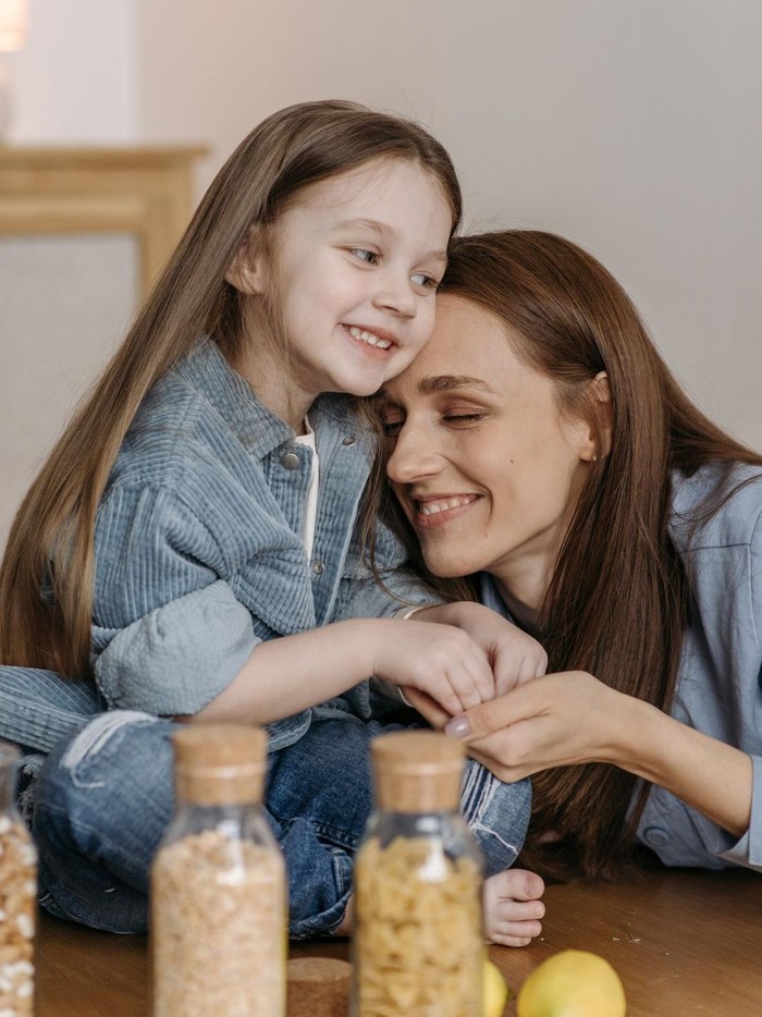 Para orang tua bisa mendukung kesehatan mental anak dan membantu mereka memiliki mental yang kuat melalui afirmasi atau kata-kata bernada positif dan mendukung.