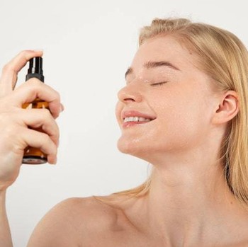 Sering Bikin Keliru, Ini Perbedaan Setting Spray dan Fixing Spray yang Perlu Kamu Tahu