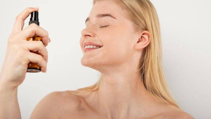 Sering Bikin Keliru, Ini Perbedaan Setting Spray dan Fixing Spray yang Perlu Kamu Tahu