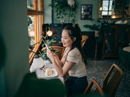 Ciri Perempuan yang Lebih Suka Kafe dengan Suasana Tenang untuk Me Time
