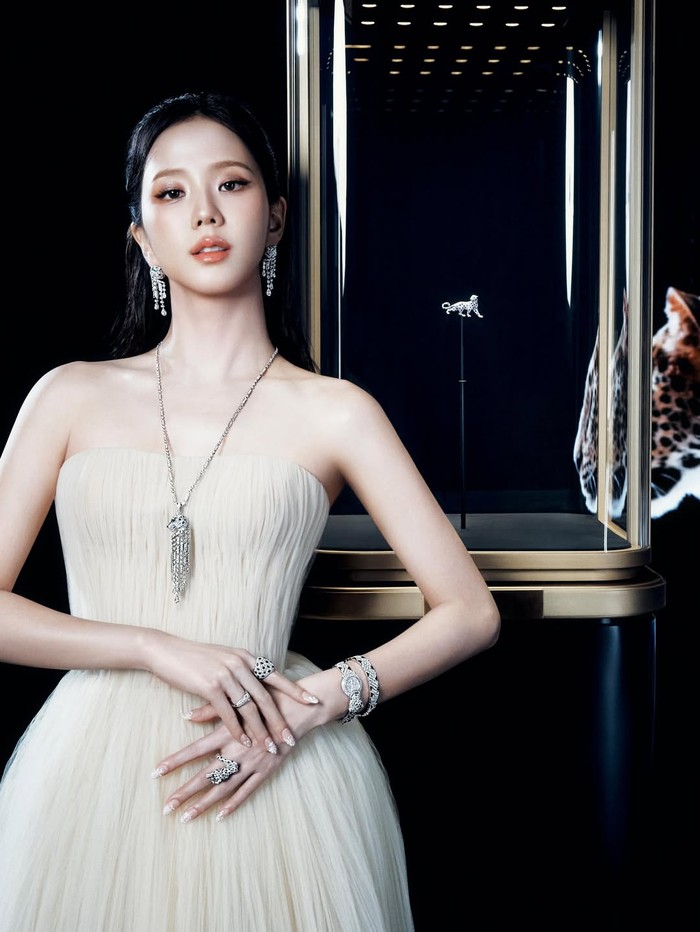 Jadi salah satu look terbaiknya, fans BLACKPINK alias BLINK maupun netizen tak henti-hentinya memuji penampilan sang idol yang dinilai bak putri kerajaan lantaran memancarkan aura berkelas tanpa kehilangan kesan elegan./ Foto: instagram.com/sooyaaa__