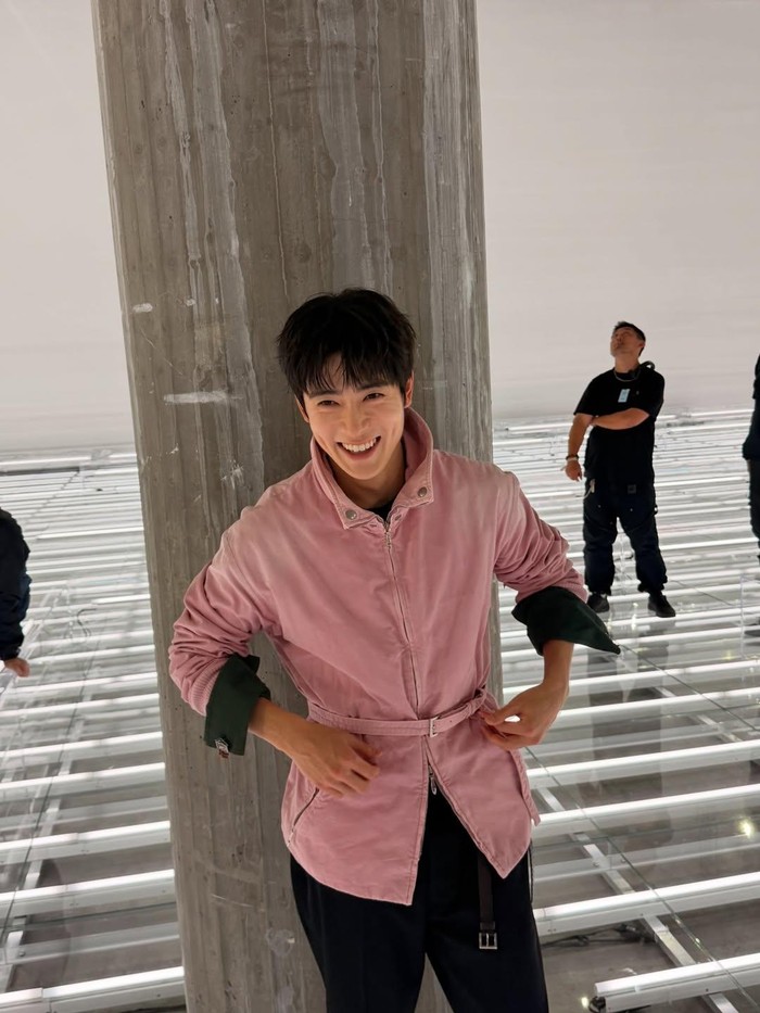 Outfit Jaehyun ini juga termasuk dalam koleksi Prada Fall 2026 dengan salah satu highlight di bagian kerah jaketnya, Beauties./ Foto: instagram.com/_jeongjaehyun
