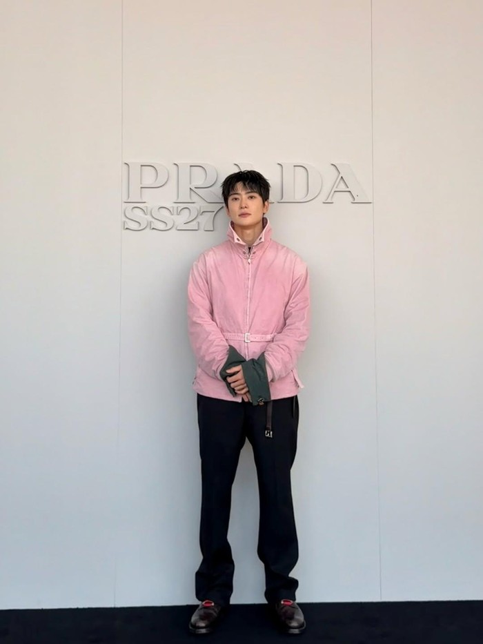 Pada kesempatan kali ini, Jaehyun terlihat keren dalam balutan jaket berwarna pink dari Prada yang dipadukan bersama celana hitam dan sepasang sepatu cokelat./ Foto: instagram.com/_jeongjaehyun