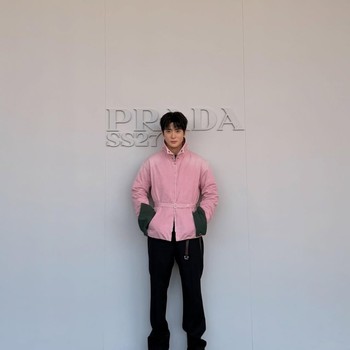 5 Potret Kerennya Jaehyun NCT Saat Menghadiri Prada Fashion Show di Milan