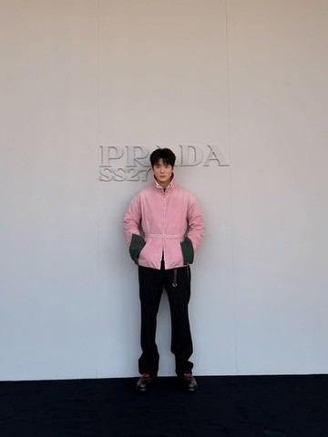 5 Potret Kerennya Jaehyun NCT Saat Menghadiri Prada Fashion Show di Milan