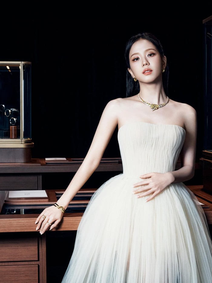 Kali ini, anggota tertua salah satu girl group terbesar di dunia asuhan YG Entertainment satu itu, yakni Jisoo, menjadi pusat perhatian setelah datang ke Cartier exhibition bertajuk &lsquo;Into the Wild&rsquo; pada Jumat, (19/6)./ Foto: instagram.com/sooyaaa__