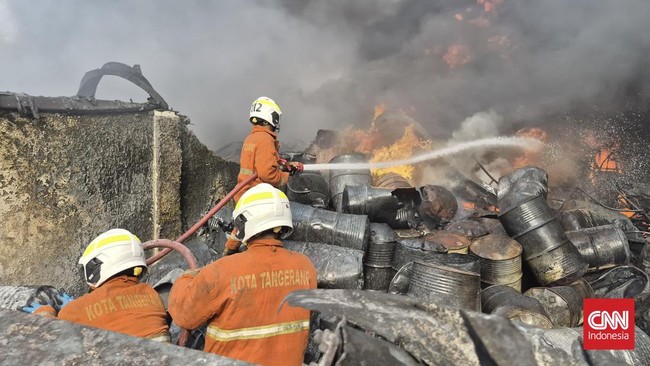 12 Jam Kebakaran Pabrik Sandal di Tangerang, Warga Mulai Dievakuasi
