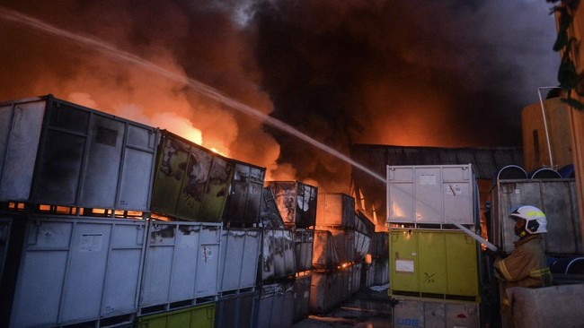 Kebakaran Pabrik Sandal di Tangerang