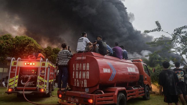 Kebakaran Pabrik Sandal di Tangerang