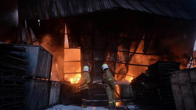 Kebakaran Pabrik Sandal di Tangerang