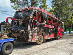 Rem Blong, Bus Rombongan Pendaki Lawu Tabrak Resto di Karanganyar