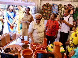 Wamendagri Ribka Buka Pasar Murah & Pameran UMKM di Papua