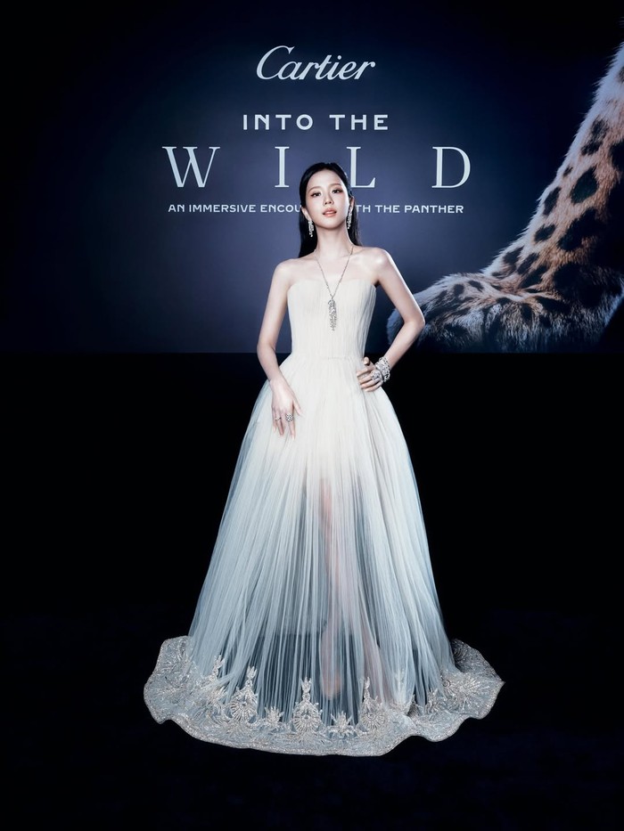 Kenakan gaun dari koleksi Georges Hobeika Couture Fall Winter 2025/26, kehadiran pelantun lagu-lagu populer seperti &lsquo;꽃 (FLOWER)&rsquo; di pameran immersive yang digelar di Seoul, Korea Selatan tersebut membuat semua orang terpana./ Foto: instagram.com/sooyaaa__