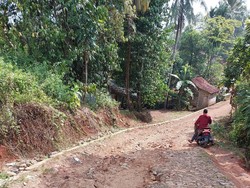 Ini Kondisi Jalan Rusak yang Bikin Warga Pandeglang Teken Petisi Pakai Darah