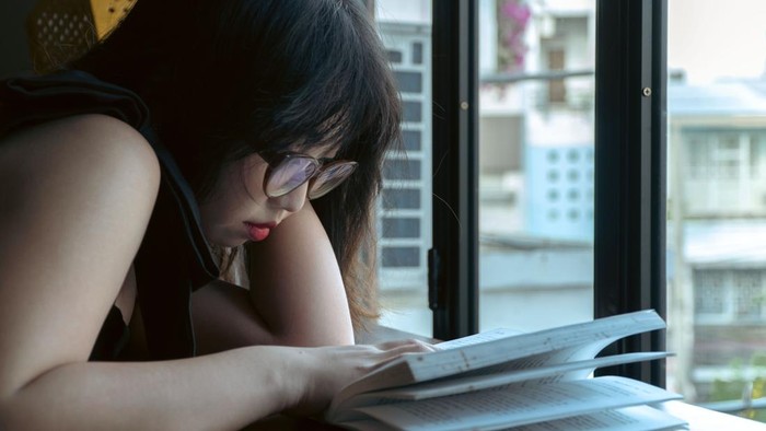 Introvert memproses kognitif secara mendalam. Mereka melakukan refleksi setelah melakukan aktivitas tertentu.