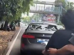 Detik-detik BMW Listrik Tabrak Pemotor hingga Diamuk Massa di Jakbar