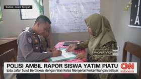 Momen Mengharukan Pengambilan Rapor Anak Yatim Piatu oleh Damkar dan Polisi