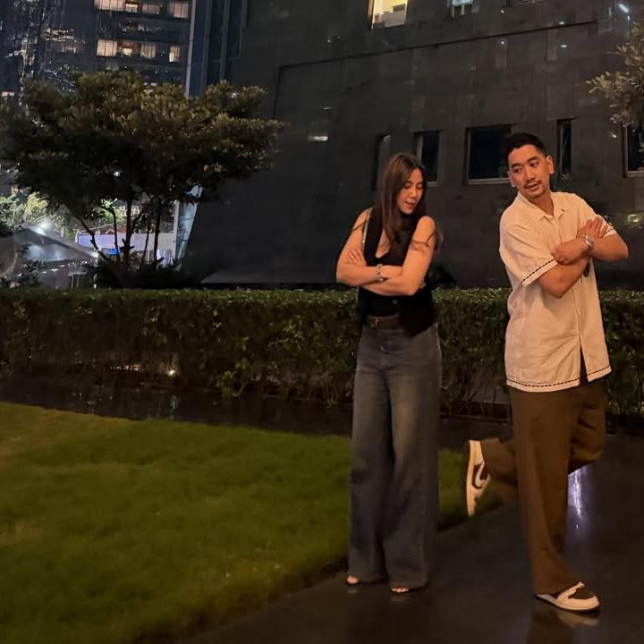 <p>Di foto itu, Adinda Thomas tampil dengan atasan hitam yang dipadukan celana jeans panjang berwarna senada. Sedangkan suaminya atasan putih dan celana panjang coklat.Pada caption, Adinda Thomas berharap keduanya selalu bisa romantis meski nanti sudah punya baby. Ia bahkan mengancam anaknya untuk memarahi ayahnya kalau cuek dan tidak romantis lagi. (Foto: Instagram @adindathomas).</p>