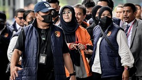 Tifa mengaku diminta pakai borgol saat dibawa ke Kejari. Ia heran atas prosedur tersebut, termasuk saat dibawa ke RS Polri dan kembali lagi ke Polda.