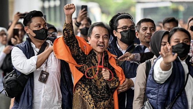 Petugas kepolisian menggiring Roy Suryo (tengah) ke dalam gedung di Kejaksaan Negeri Jakarta Selatan, Jakarta, Senin (22/6/2026). Polda Metro Jaya resmi melimpahkan tersangka beserta barang bukti dugaan fitnah ijazah palsu Presiden ke-7 RI Joko Widod