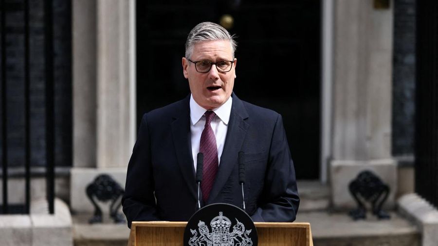 Perdana Menteri Inggris Keir Starmer mengumumkan agenda pengunduran dirinya, di luar 10 Downing Street, London, Inggris, 22 Juni 2026.