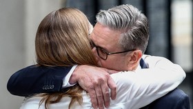 British Prime Minister Keir Starmer hugs his wife Victoria, after announcing the timeline for his resignation, outside 10 Downing Street, in London, Britain, June 22, 2026. REUTERS/Toby Shepheard REFILE - QUALITY REPEAT         TPX IMAGES OF THE DAY