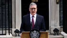 British Prime Minister Keir Starmer announces the timeline for his resignation, following Andy Burnham's decisive victory last week in the Makerfield by-election, outside 10 Downing Street, in London, Britain, June 22, 2026. REUTERS/Jack Taylor     T