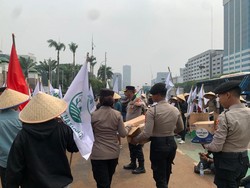 Polisi Bagikan Snack ke Petani Bercaping yang Aksi di DPR