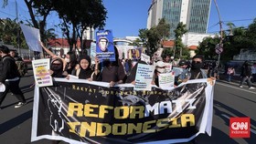 Aksi unjuk rasa Aliansi Rakyat Surabaya Menggugat di depan Gedung Negara Grahadi, Surabaya, Senin, (22/6) sore.