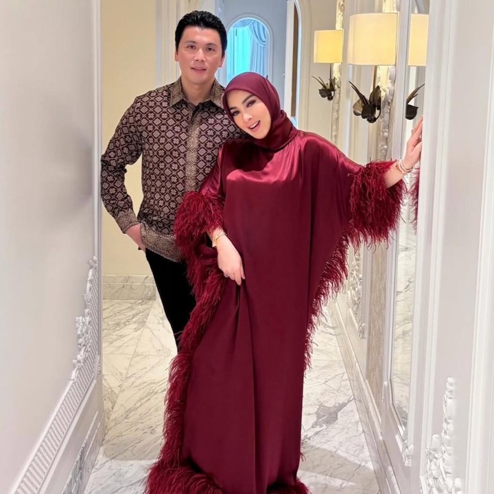 <p>Dalam unggahannya, ia pun turut mendoakan sang suami agar selalu diberikan cinta dan kebahagiaan sepanjang hidupnya. "Semoga kau diberi cinta dan kebahagiaan sepanjang hidup. Mari rayakan malam ini, sayangku," tutur Syahrini. (Foto: Instagram @princessyahrini)</p>